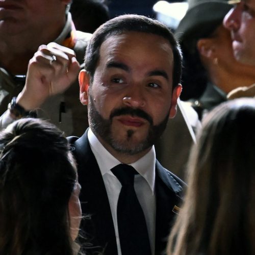 Quatro menores de idade morrem em primeiros bombardeios contra guerrilheiros do novo governo da Colômbia, diz agência