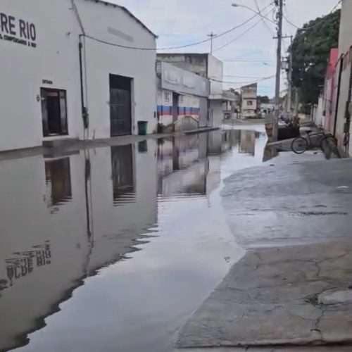 Chuva intensa provoca pontos de alagamento em Cabo Frio, no RJ