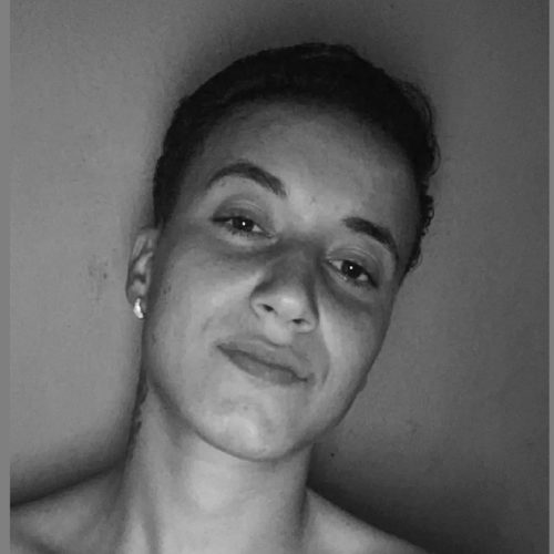 Mulher é morta a facadas em Cabo Frio; companheira tem prisão temporária decretada