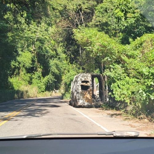 Ambulância pega fogo na Serra do Mato Grosso, entre Maricá e Saquarema