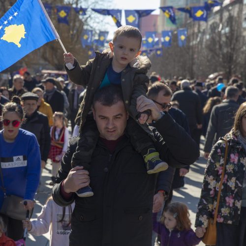Parlamento de Kosovo reelege Albin Kurti como primeiro-ministro, mas crise política continua