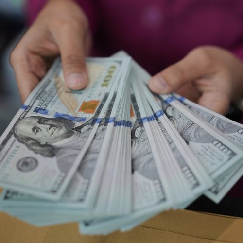 Dólar abre em alta, de olho em juros e petróleo