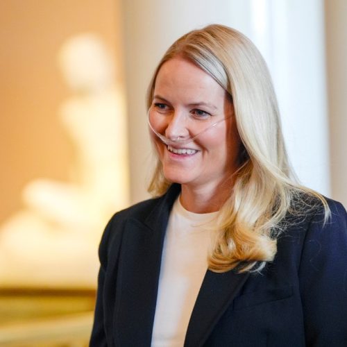 Princesa herdeira Mette-Marit da Noruega recebe transplante de pulmão