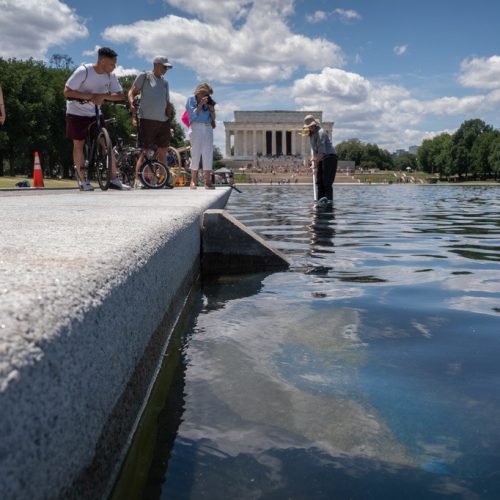 Trump tenta atribuir problemas em espelho d’água em Washington a vandalismo, sem apresentar provas