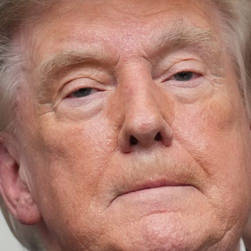 Trump diz que Kennedy Center vai fechar por ‘razões de segurança’ e diz que prédio só será reformado se for rebatizado com seu nome