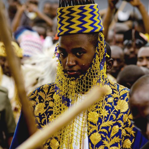 Rei de Uganda, que foi monarca mais jovem do mundo, morre aos 34 anos