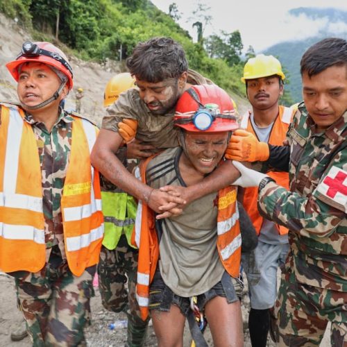 Nepal resgata 2 trabalhadores de túnel 9 dias após enchentes