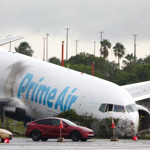 VÍDEO flagra momento em que avião da Amazon sai da pista em Miami