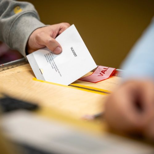 Eleições na Suécia: projeções indicam vitória apertada da oposição de centro-esquerda; extrema direita perde força