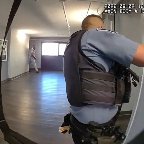 VÍDEO: câmera corporal de policial registra troca de tiros entre agentes e criminoso nos EUA