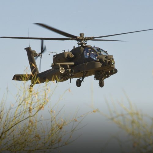 Helicóptero militar cai nos EUA, provoca incêndio florestal e mata duas pessoas