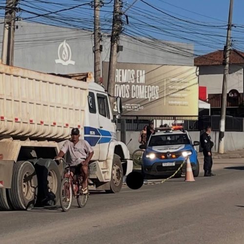 Mulher morre após cair de moto elétrica e ser atropelada por caminhão em Araruama