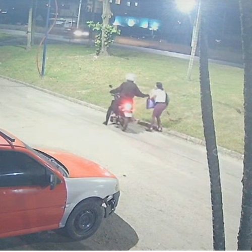 Mulher é assaltada por casal em motocicleta às margens da RJ-106, em Maricá