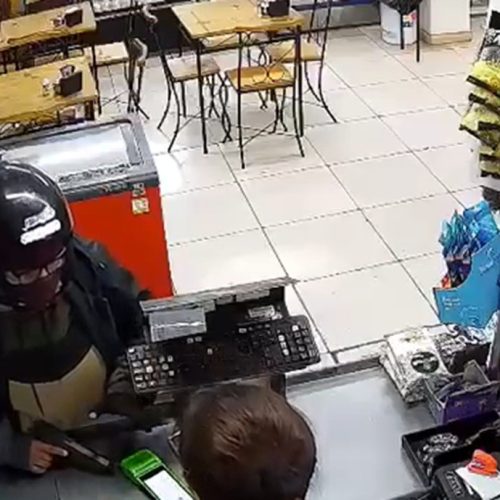 Mulher armada rende funcionária e assalta mercado em Cabo Frio; VÍDEO