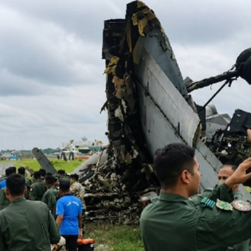 Queda de avião militar deixa cinco mortos na Índia; foto mostra destroços