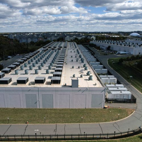 Câmara dos EUA aprova projeto que aborda impacto de data centers nos custos de energia