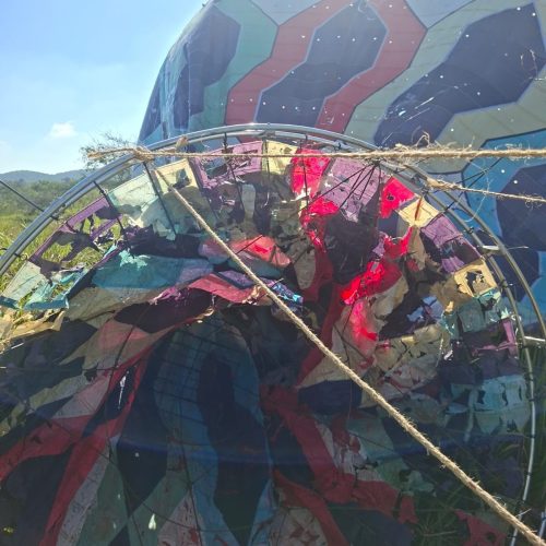 Balão de grande porte cai em área de mata em Búzios