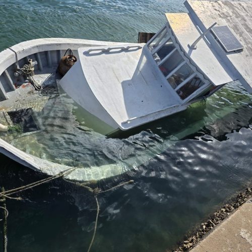 Barco naufraga no Canal do Itajuru, em Cabo Frio, e mobiliza fiscalização