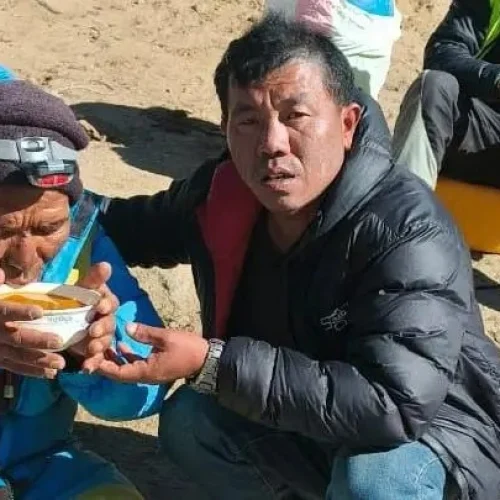 Comendo chocolate e mastigando gelo: o guia dado como morto no Everest contou à BBC como sobreviveu