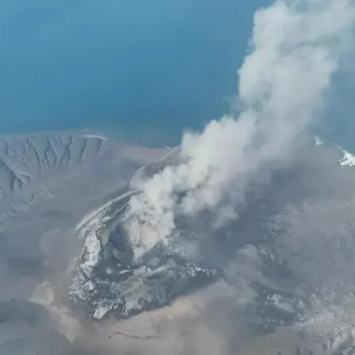 Vulcão ‘filhote do Krakatoa’ entra em erupção na Indonésia, afeta voos na Ásia e deixa 150 mil passageiros retidos