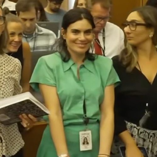 Jornalista é demitida após sorrir e piscar para câmera em julgamento de mãe acusada de matar os 3 filhos nos EUA