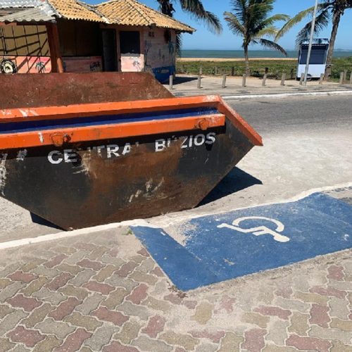 Caçamba bloqueia rampa de acessibilidade em frente a posto de saúde em Cabo Frio