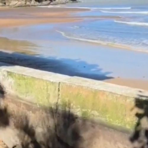 Avanço do mar destrói parte do calçadão na Boca da Barra, em Rio das Ostras