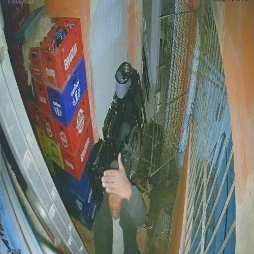 Homem invade pizzaria, desvia câmera de segurança e furta dinheiro, bebidas e bicicleta em Maricá