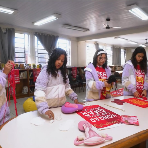 Como alunas de escola pública criaram negócio para combater a pobreza menstrual no RS