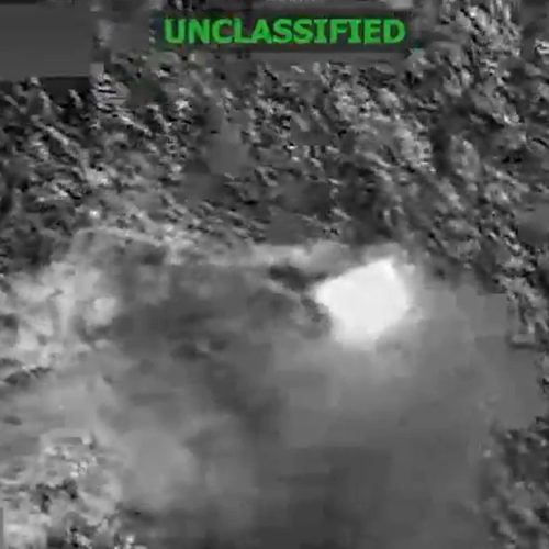 Militares dos EUA bombardeiam novamente embarcação no Pacífico sob acusação de tráfico de drogas; dois tripulantes sobrevivem