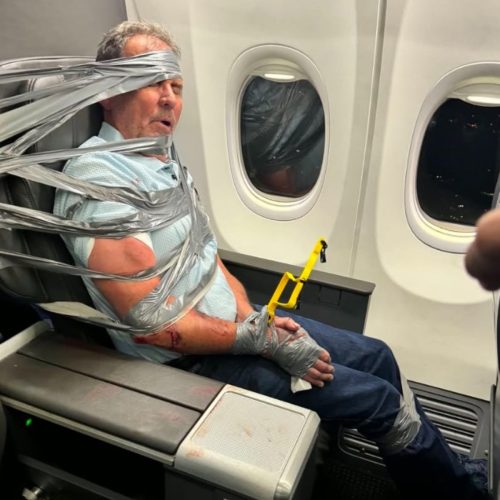 Homem é amarrado com fita adesiva a poltrona de avião após gritar e proferir xingamentos racistas e homofóbicos nos EUA