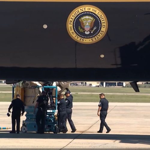 Inspeção no novo Air Force One atrasa decolagem de Trump; escorregador de emergência é acionado antes de decolagem