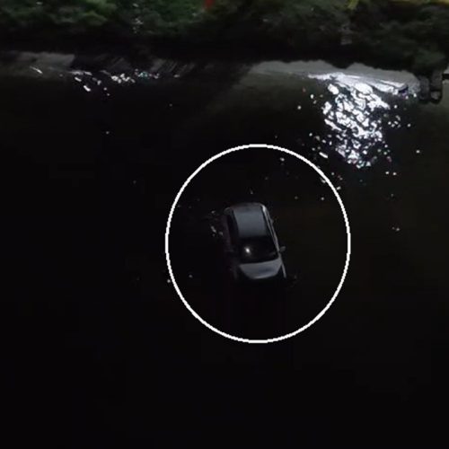 Carro cai em lagoa após motorista perder o controle da direção em São Pedro da Aldeia