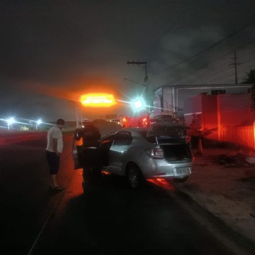 Carro capota e atinge caminhonete estacionada em São Pedro da Aldeia