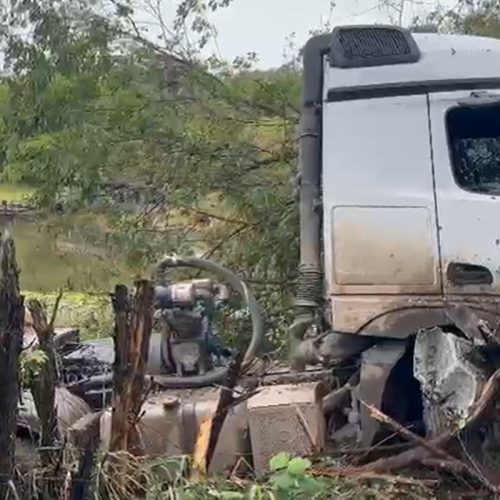 Homem morre em batida frontal entre carro de locadora e carreta na BR-356, em Itaperuna: ‘Tentei tirar, mas não consegui’