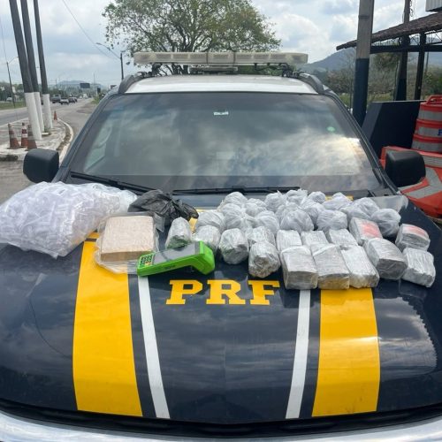Operação descobre quase dez quilos de drogas em carro na BR-101, em Rio Bonito