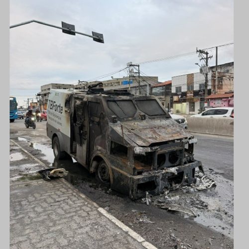 VÍDEO: Carro-forte fica em chamas na RJ-106, em Maricá