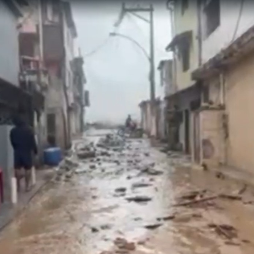 Ressaca provoca avanço do mar e assusta moradores da Fronteira, em Macaé, no RJ