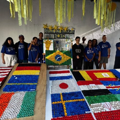 Projeto social em Cabo Frio transforma tampinhas em bandeiras dos 48 países da Copa
