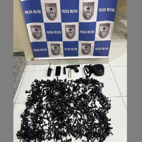 Adolescente é apreendido com pistola e mil papelotes de crack em Saquarema