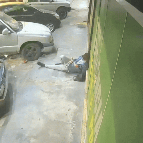 VÍDEO: homem escapa por pouco após carro desgovernado atingir loja em Arraial do Cabo