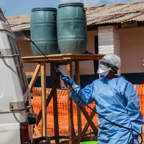 No epicentro do ebola, profissionais de saúde trabalham com pouca remuneração e quase sem descanso