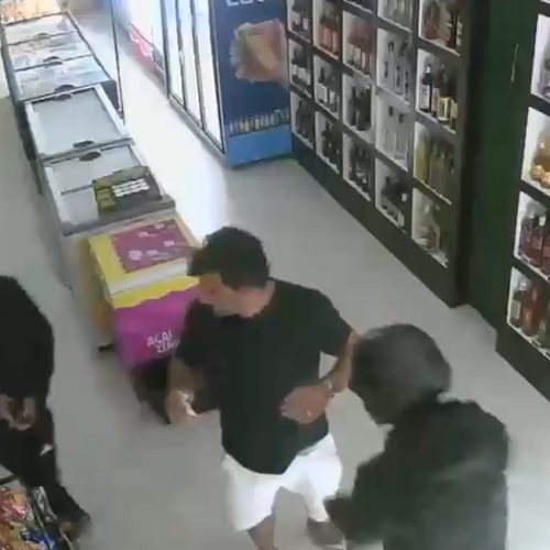 VÍDEO: comerciante é rendido por dupla armada em Cabo Frio