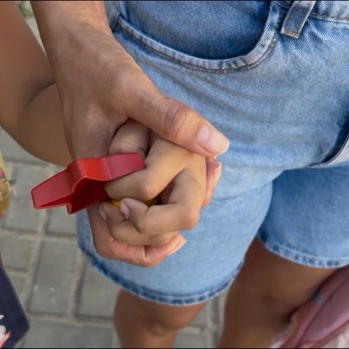 Criança autista deixa escola sozinha e é encontrada por moradora em Arraial do Cabo: ‘Se levasse, ninguém ia saber’, diz mãe