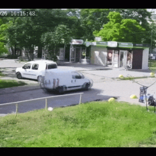 VÍDEO mostra momento exato em que míssil russo atinge cidade na Ucrânia