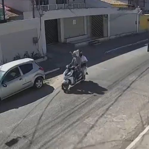 Motociclista é atingido por fio no pescoço após caminhão romper fiação em Cabo Frio: ‘Impacto muito forte’