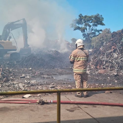 Incêndio de grandes proporções em empresa de reciclagem mobiliza bombeiros há dois dias em Saquarema