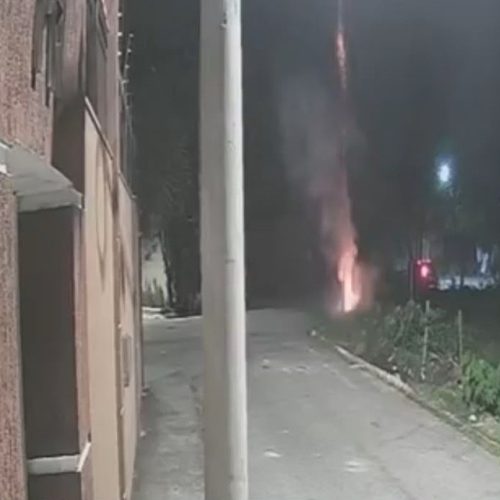 Vídeo mostra grupo acionando fogos de artifício durante a madrugada em rua de Cabo Frio