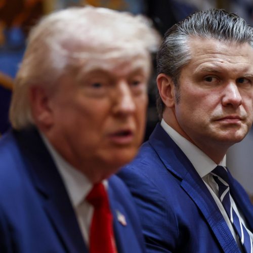 Trump e secretário de Guerra batem boca por falta de mísseis e frustração com conflito no Irã, diz jornal
