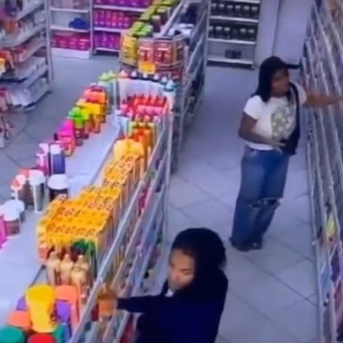 VÍDEO: duas mulheres entram em farmácia e furtam vários produtos desenfreadamente